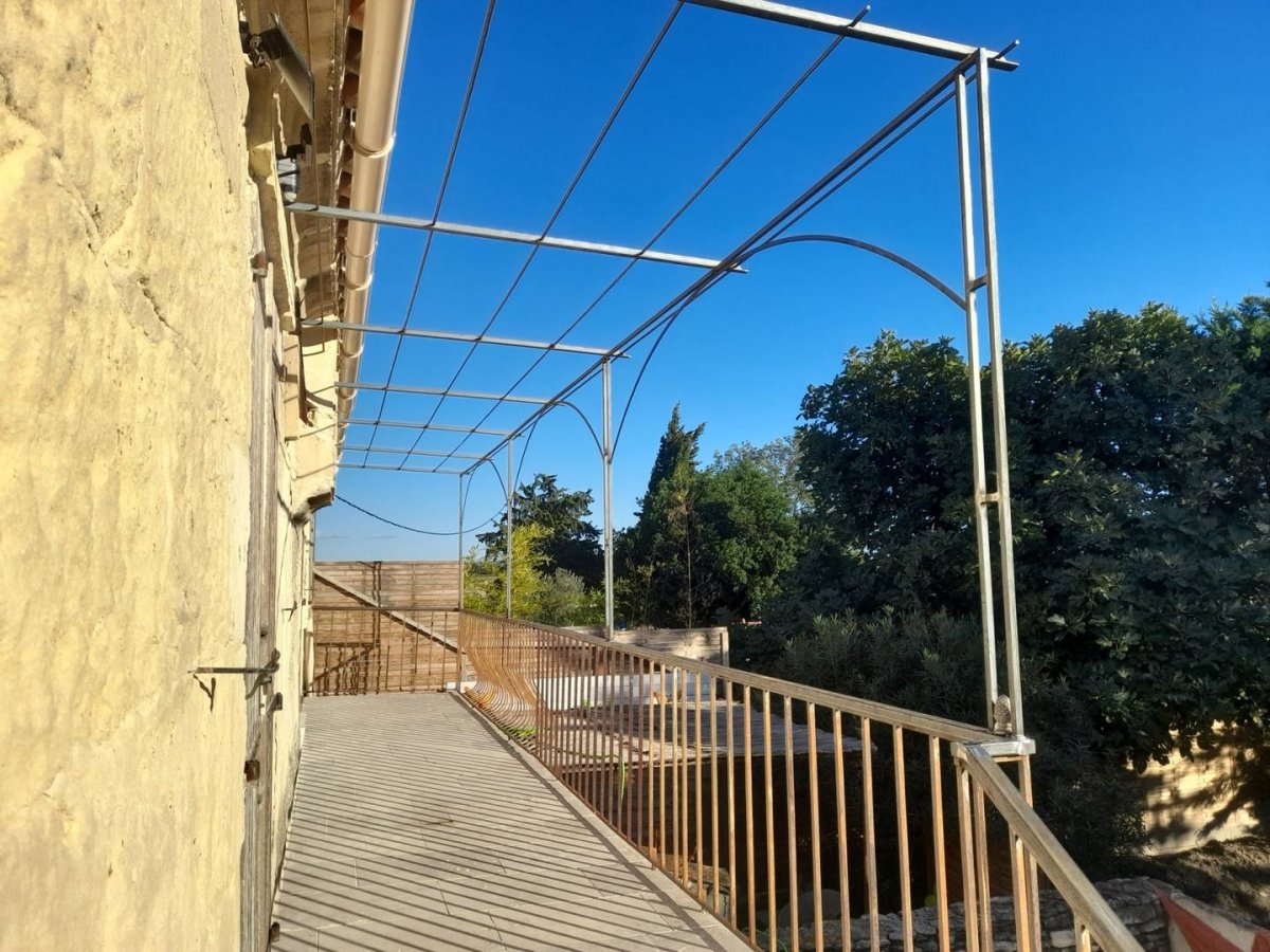 Pose de clôture en fer pour terrasse -  Ferronnerie Roberto à Marguerittes