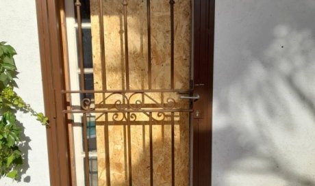 Grille de défense en fer forgé pour porte d'entrée - Ferronnerie Roberto à Milhaud