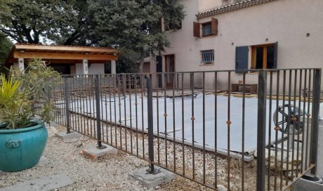 Pose de clôture en fer pour terrasse -  Ferronnerie Roberto à Marguerittes